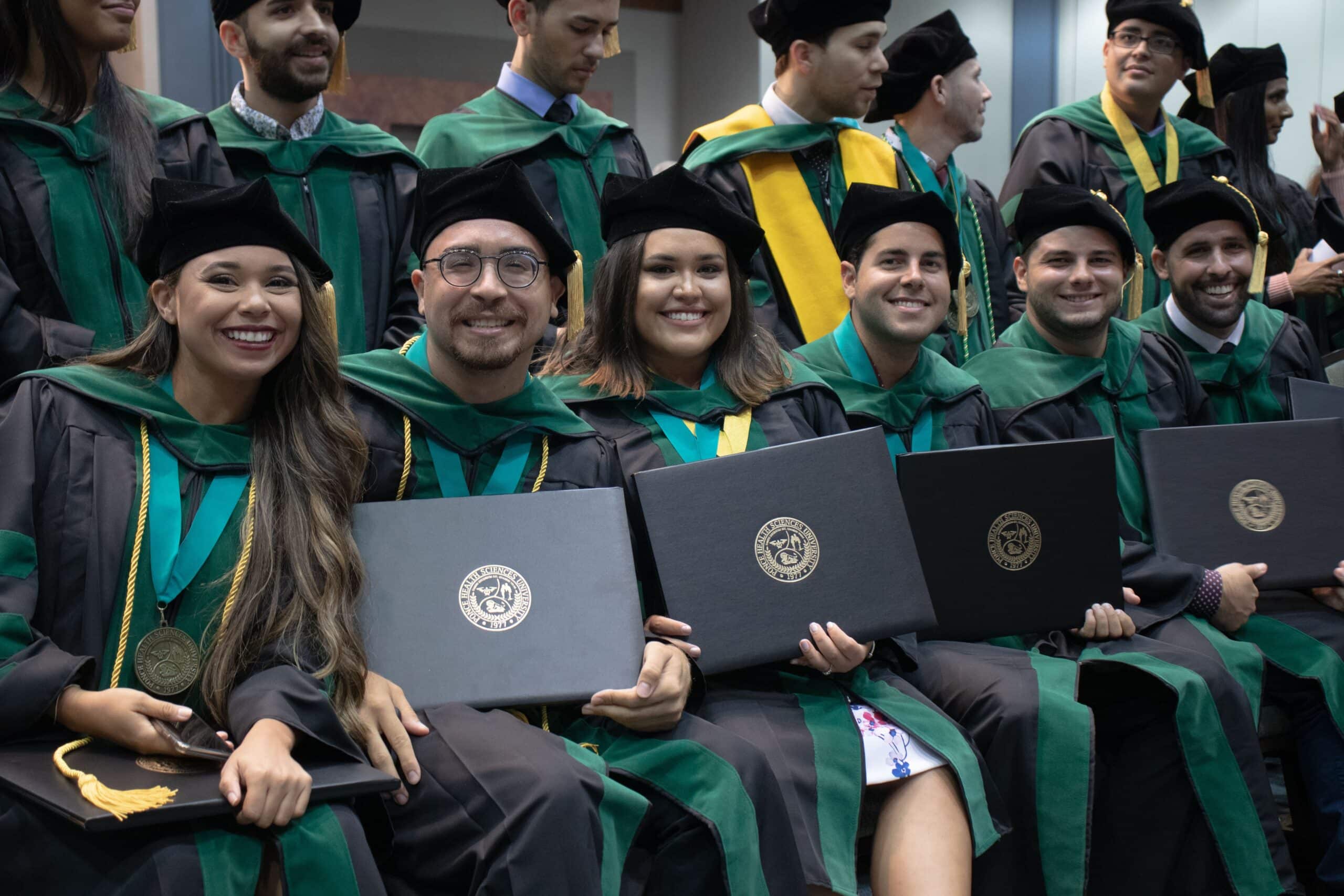 Adelantan graduación para 59 estudiantes de medicina